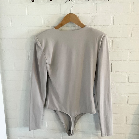 Aritzia Babaton Bodysuit Contour Shoulder Pad Longsleeve Light Gray Crew neck M - Picture 13 of 15
